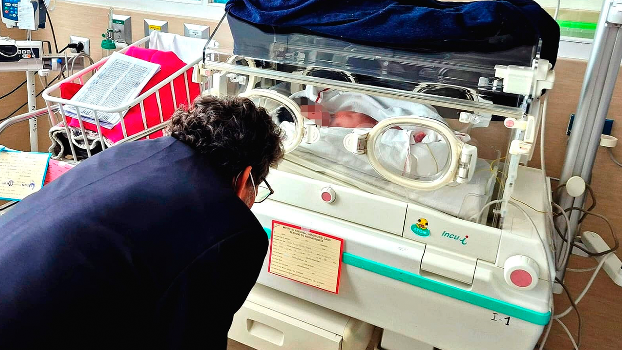 Abandonan a bebé recién nacida bajo la lluvia en Socabaya y médicos del Hospital Honorio Delgado Espinoza piden ayuda